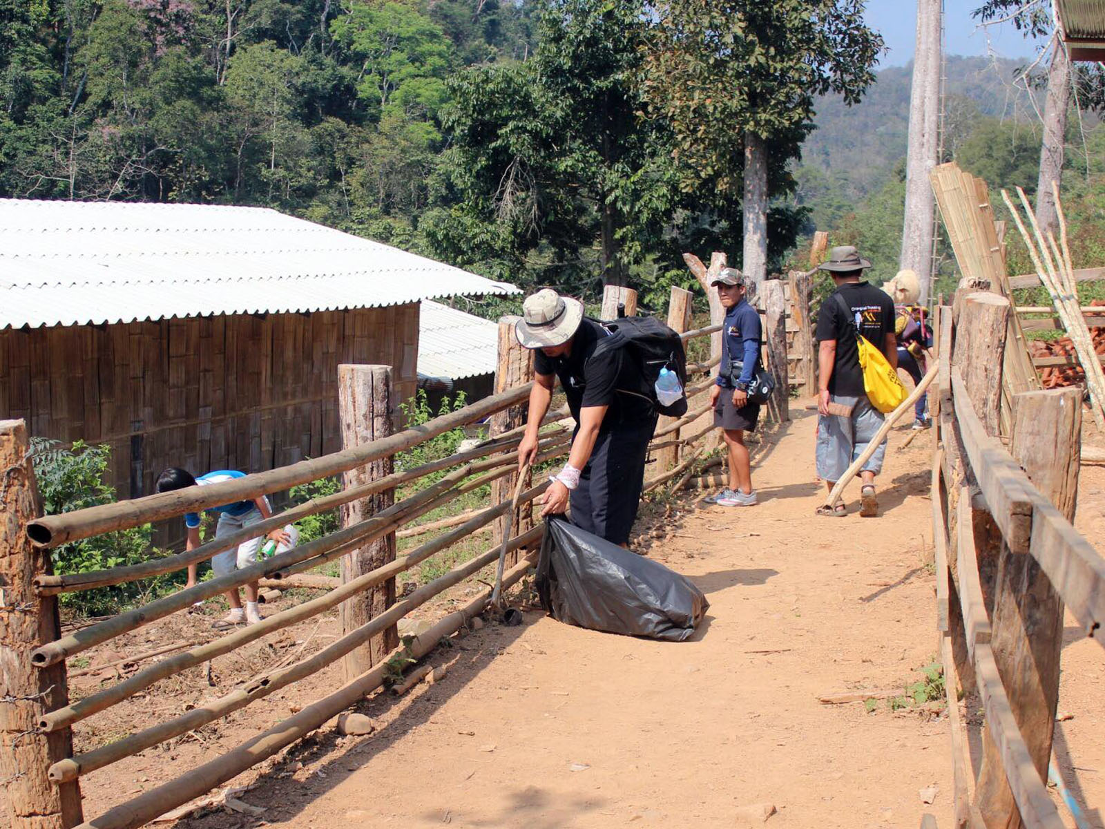 Nettoyer les jungles du nord de la Thaïlande avec nous | Chiang Mai Trekking | Le meilleur trekking à Chiang Mai avec Piroon Nantaya