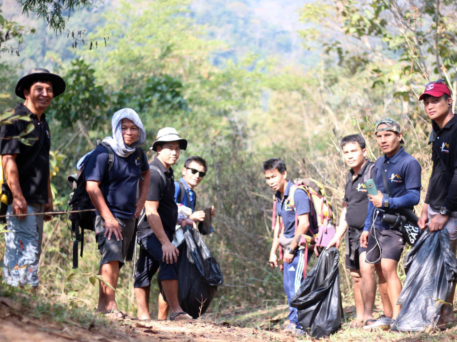 Chiang Mai Trekking - Nettoyer les jungles du nord de la Thaïlande avec nous | Chiang Mai Trekking | Le meilleur trekking à Chiang Mai avec Piroon Nantaya