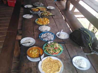 Fergio, Valentina and Ndeye and friends. | Chiang Mai Trekking | Le meilleur trekking à Chiang Mai avec Piroon Nantaya