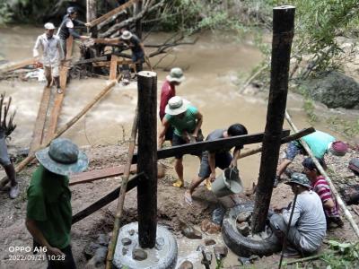 Building a bridge to Karen village | Chiang Mai Trekking | Le meilleur trekking à Chiang Mai avec Piroon Nantaya