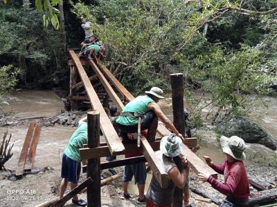 Building a bridge to Karen village | Chiang Mai Trekking | Le meilleur trekking à Chiang Mai avec Piroon Nantaya